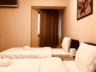 Хостелы Monte Carlo Palace Rooms Бухарест Двухместный номер с 2 отдельными кроватями и общей ванной комнатой-4